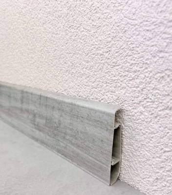 Плинтус напольный крашенный ПВХ Ultra line 705 Лофт светлый 2,2 м